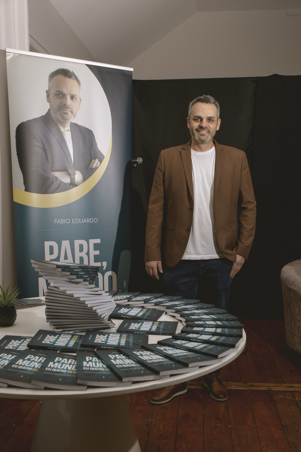 Fabio Eduardo at the launch of Pare, Mundo! Eu Quero Descer